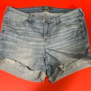 Torrid 5” Mid-Rise Denim Shorts sz 10